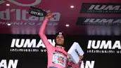 Foto de Isaac del Toro levantando el brazo en señal de victoria al ganar la etapa 16 del Giro de Italia y colocarse a la cabeza de la tabla general.