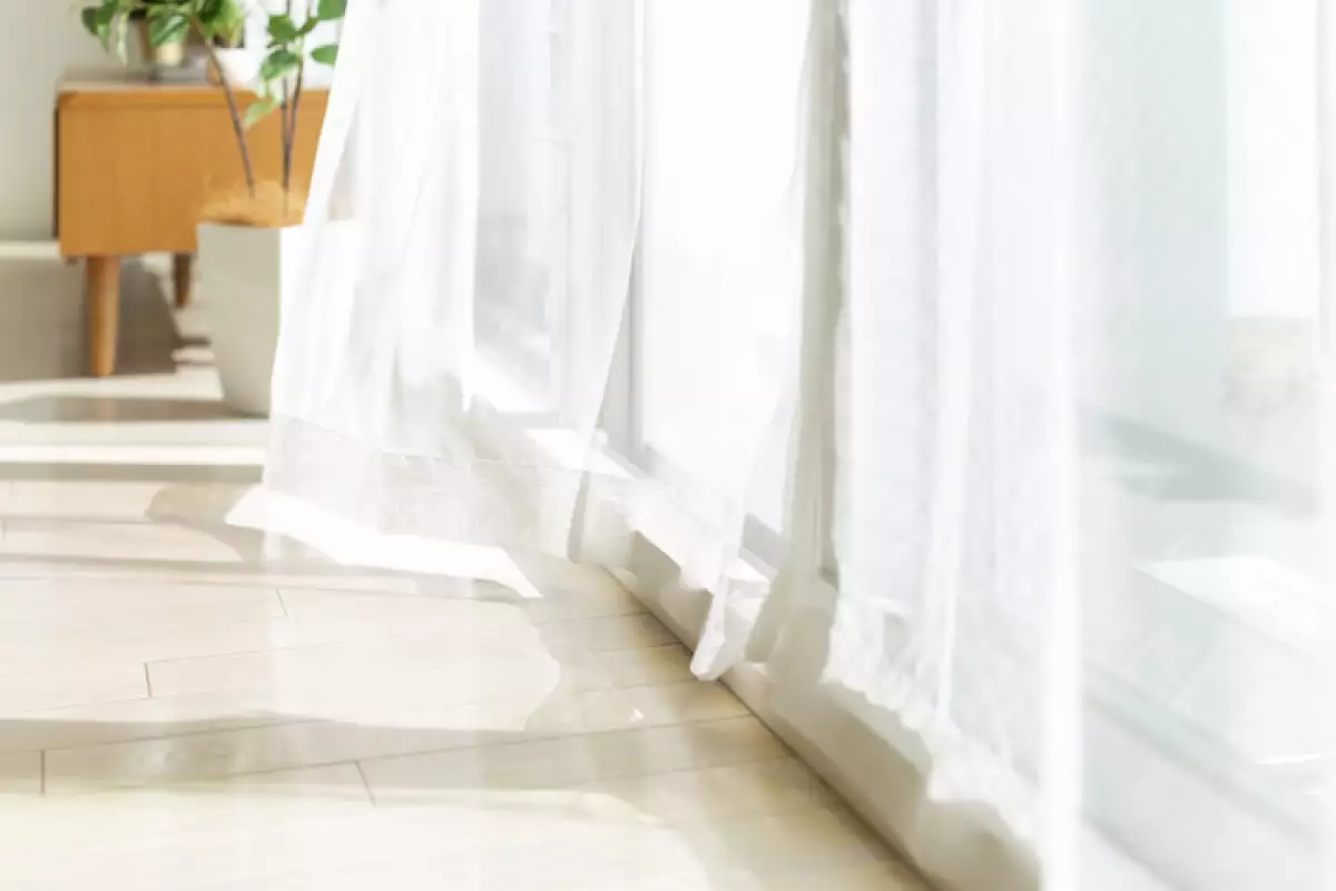Curtain_swaying_in_the_wind