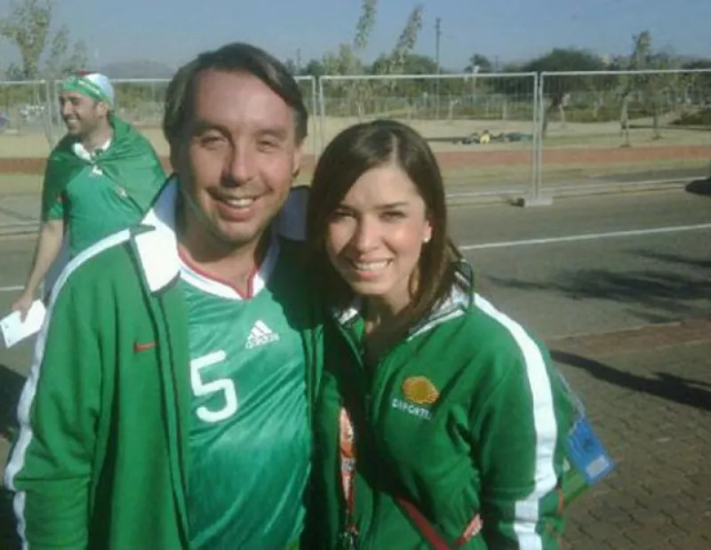 El presidente del Grupo Televisa, Emilio Azcárraga, y Laura Gii, se ponen la verde para el encuentro entre México y Uruguay.