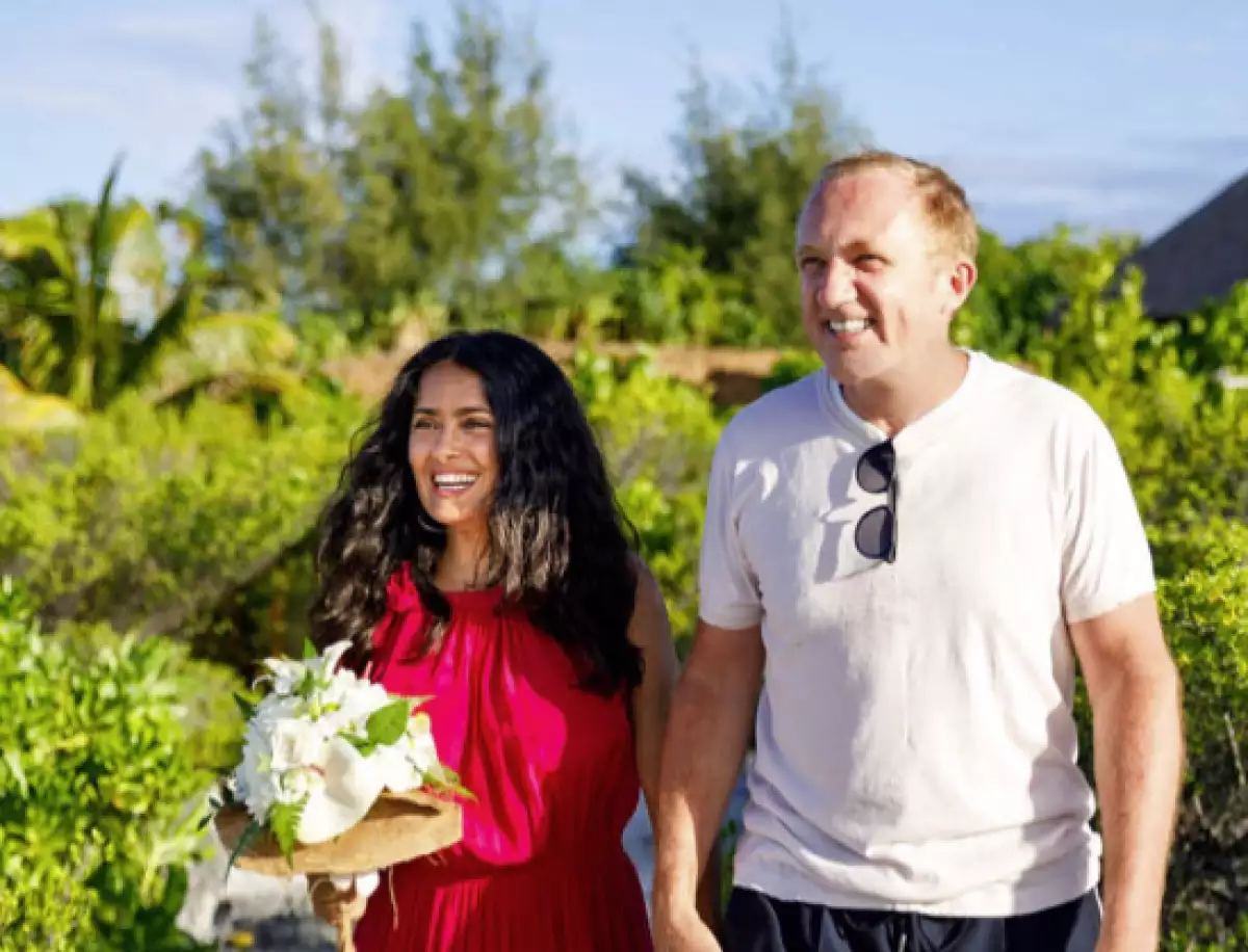 Salma Hayek renueva sus votos de matrimonio