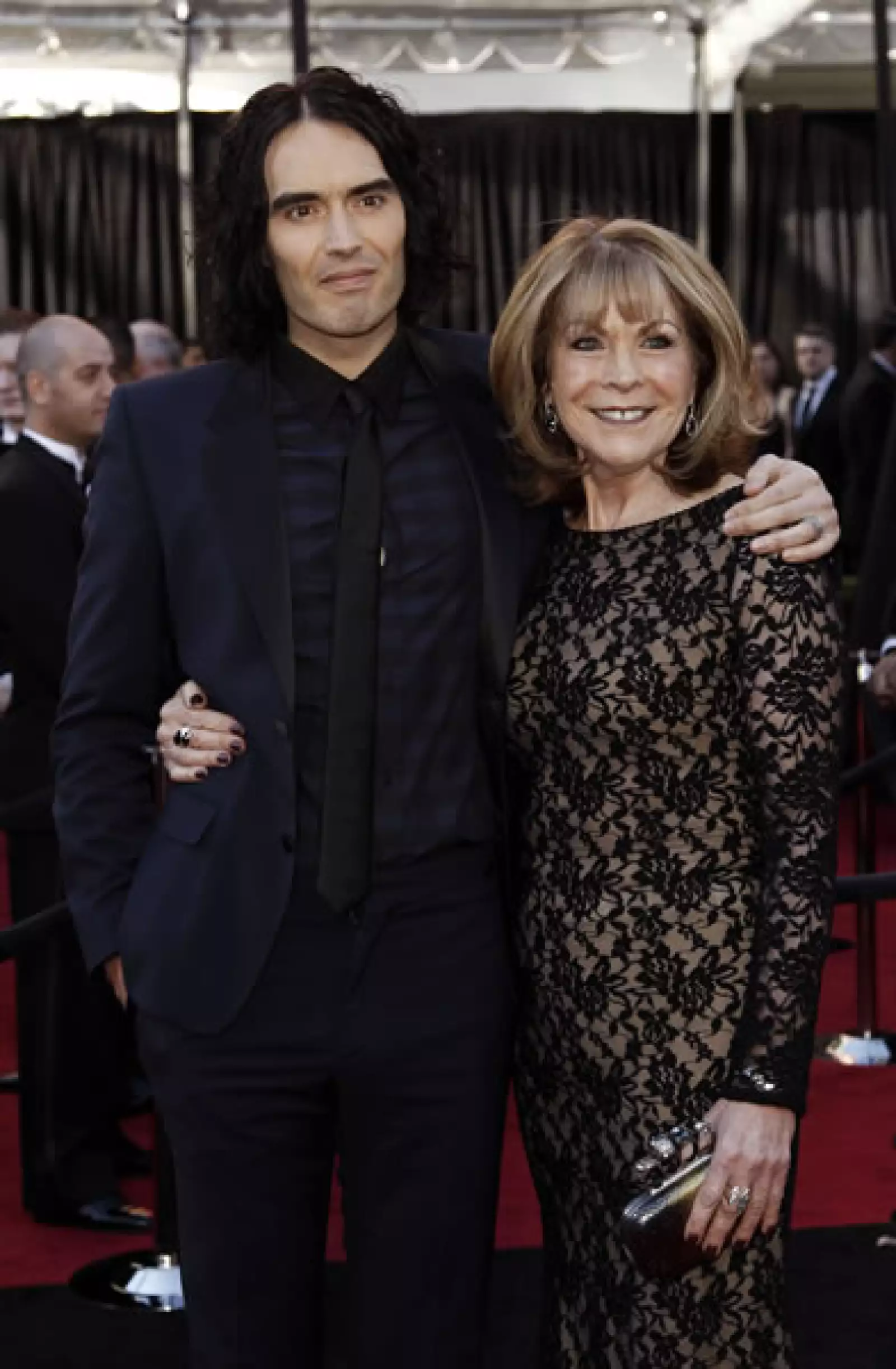 Russell Brand (esposo de Katy Perry) llegó acompañado de su mamá, Barbara Elizabeth.