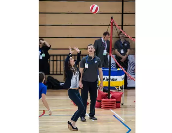 La Duquesa jugó voleibol con atletas promesa.