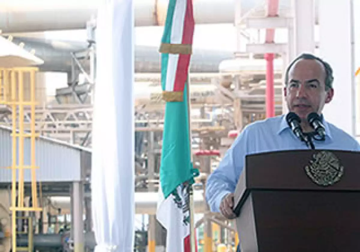 El presidente Felipe Calderón encabezó la inauguración de la planta de Holcim Apasco en Hermosillo, Sonora. (Foto: Cortesía Presidencia de la República)
