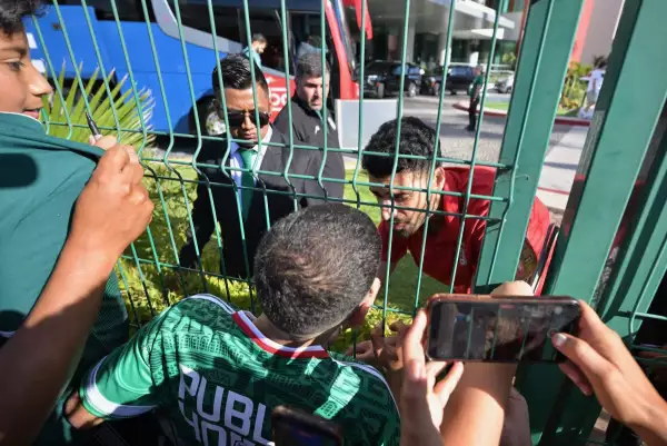 El delantero iraní Mehdi Taremi firma autógrafos para los aficionados fuera del Hotel Marriott antes de salir a una sesión de entrenamiento en Tijuana, México, el 9 de junio de 2026, antes del torneo de fútbol de la Copa Mundial de 2026.