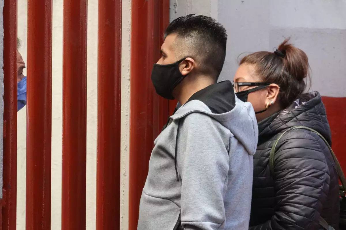 Una pareja platica entre rejas con un doctor del Hospital Enrique Cabrera.
FOTO: ROGELIO MORALES /CUARTOSCURO.COM