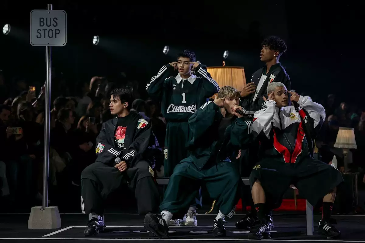 El desfile de Willy Chavarría en París Fashion Week brilló con talento latino: Santos Bravos, Mon Laferte, Lunay y El Malilla