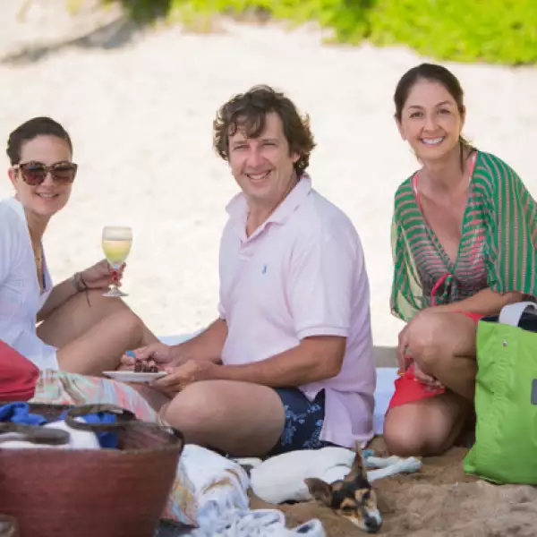 Denisse y Miguel Gómez de Parada con Marcela Salas