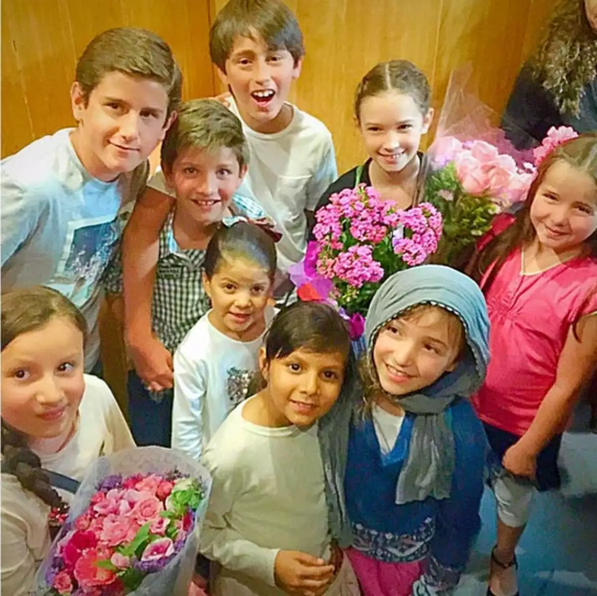 Con estas fotografías, Andrea mostró que sus hijas ya están listas para debutar en el teatro.
