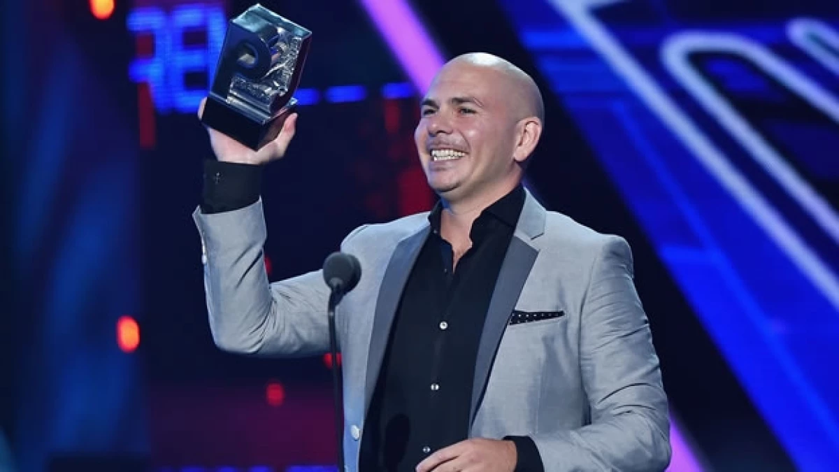 El rapero Pitbull al ganar uno de los Premios Juventud este jueves por la noche