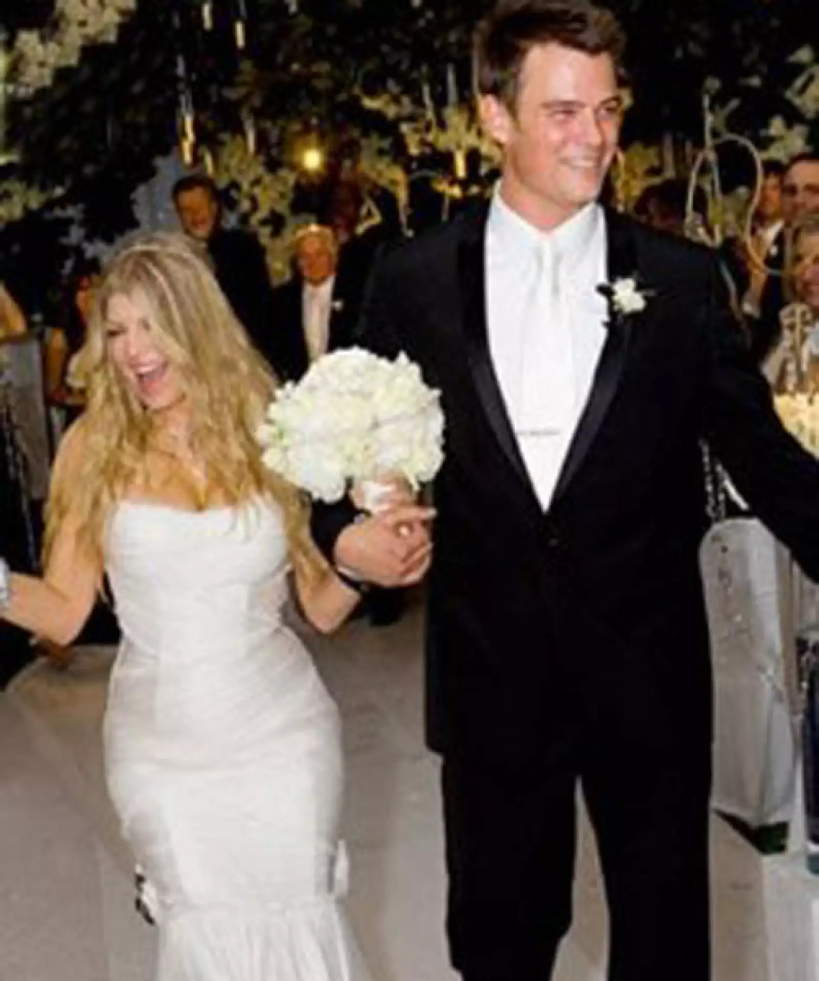 La cantante de `Black Eyed Peas´ se casó en 2010 con el actor Josh Duhamel y su bouquet era de rosas blancas y gardenias.