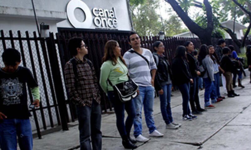 El martes, estudiantes del IPN se concentraron en Canal 11 para una toma simbólica del inmueble. (Foto: Cuartoscuro )