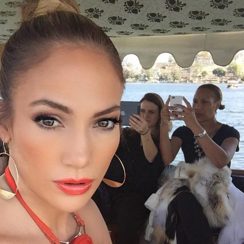 La cantante cobró una millonaria suma por interpretar diversas canciones en la boda, a la que llevó a su ex novio Casper Smart, y en la que también fue contratada Nicole Scherzinger.