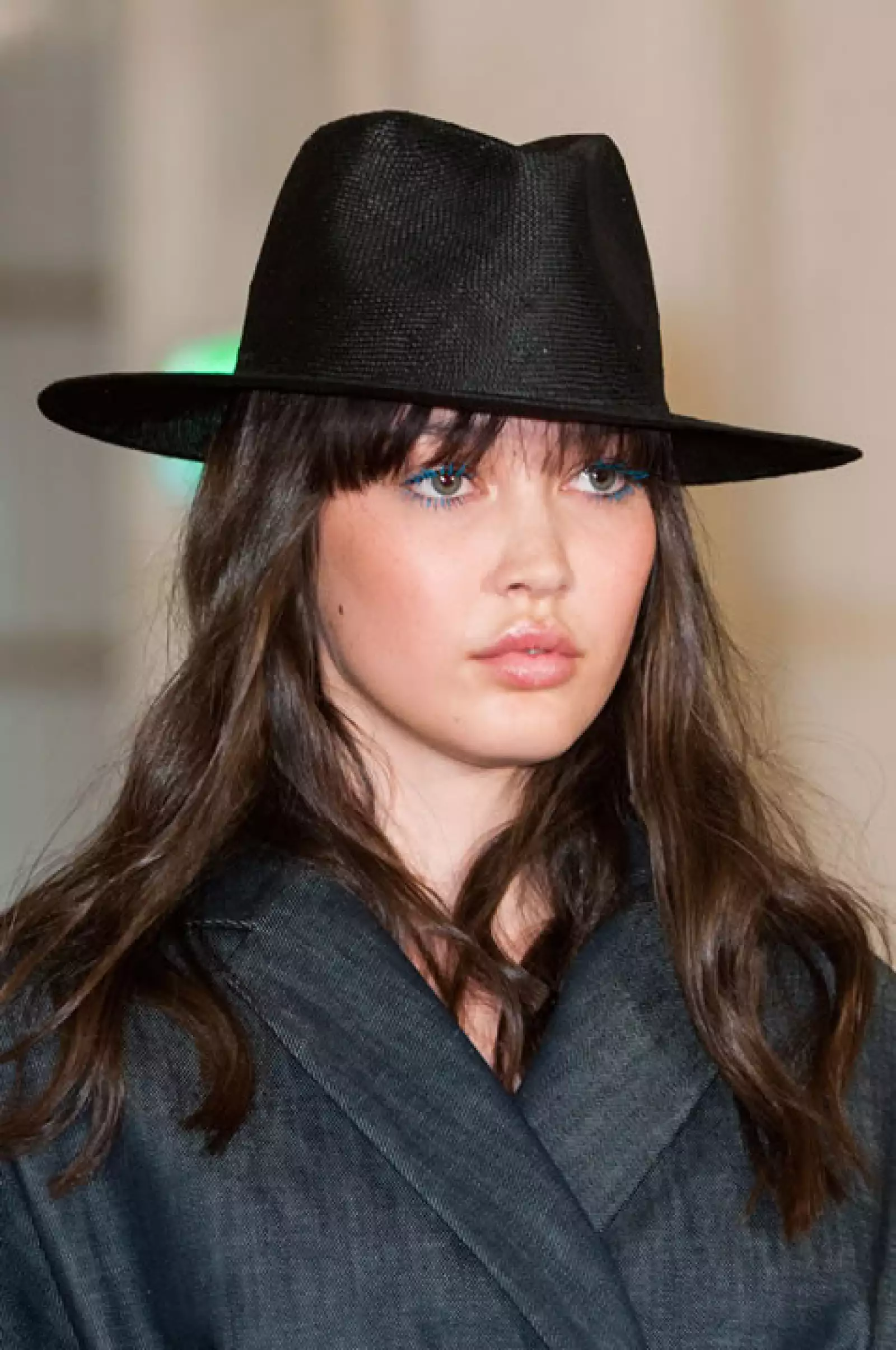Luce un look casual y sencillo con un sombrero en negro como este de Martin Grant para cualquier día de verano. Podrás combinarlo con faldas, pantalones, vestidos y jumpers. ¡Ideal para el calor!