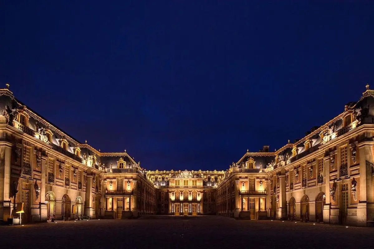Palacio de Versailles de noche. 