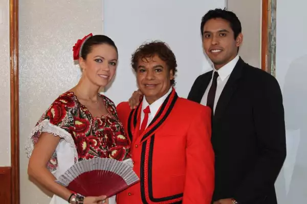 Ivan Aguilera y Simona Florentina junto a Juan Gabriel.