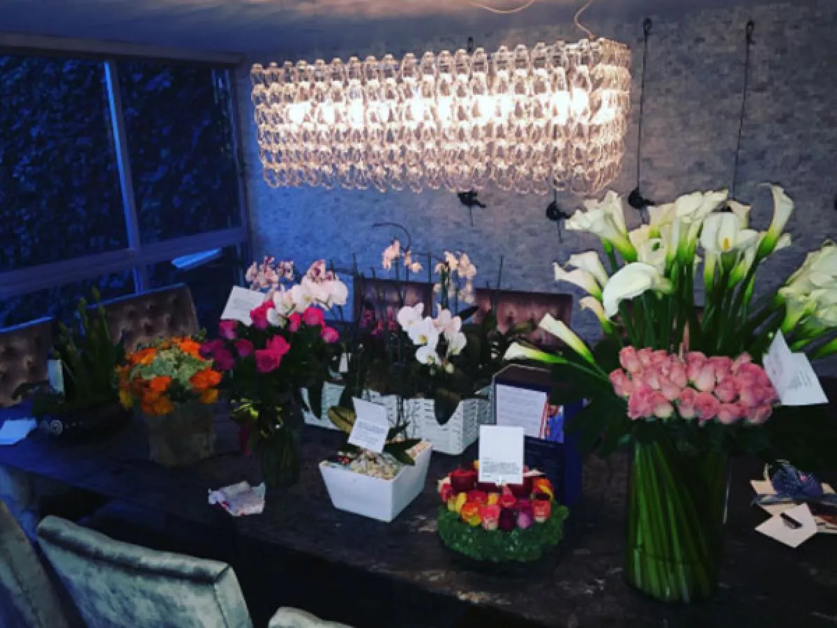 El actor argentino recibió muchas flores por su cumpleaños 41.
