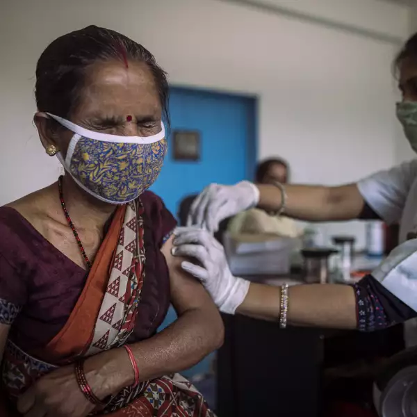 La esperanza de India está en la aceleración de su campaña de vacunación hasta alcanzar un nivel de inmunización que permita reducir las muertes y las hospitalizaciones.