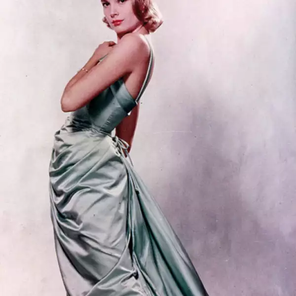Gracias a su interpretación en Country Girl, Grace Kelly se hizo acreedora a la estatuilla en 1955 momento para el que eligió una pieza confeccionada en satín diseñada por Edith Head. Un año después la actriz se casó con Rainero III de Mónaco.