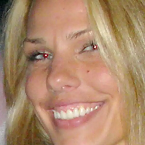 Es propietaria de un club en Manhattan, se rumora que se reunía con Woods en hoteles donde el golfista competía.