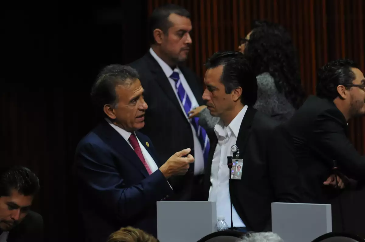 Miguel Ángel Yunes Linares (izq.) y Cuitláhuac García durante una sesión ordinaria en la Cámara de Dipitados en octubre de 2015.