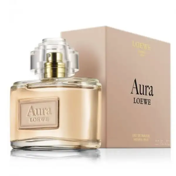 Regala un Aura de Loewve para la mujer misteriosa: Un eau de parfum floral y amaderado, con notas de Rosa Otto y un fondo de sándalo.