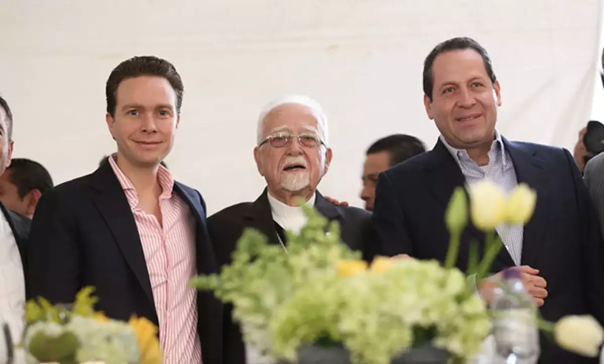 Cada año la fiesta para celebrar al Arzobispo metropolitano reúne a la elite de la política y la sociedad mexicana, pues se ha ganado el cariño y respeto de todos.