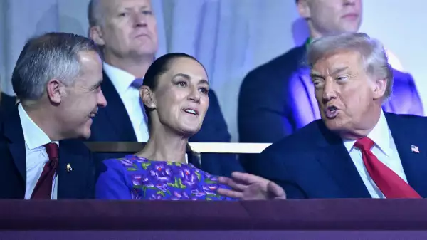 Mark Carney, Primer Ministro de Canadá, Claudia Sheinbaum, Presidenta de México, y EE. UU. El presidente Donald Trump charla durante el Sorteo Oficial de la Copa Mundial de la FIFA 2026 en el Centro John F. Kennedy para las Artes Escénicas el 5 de diciembre de 2025 en Washington, DC.