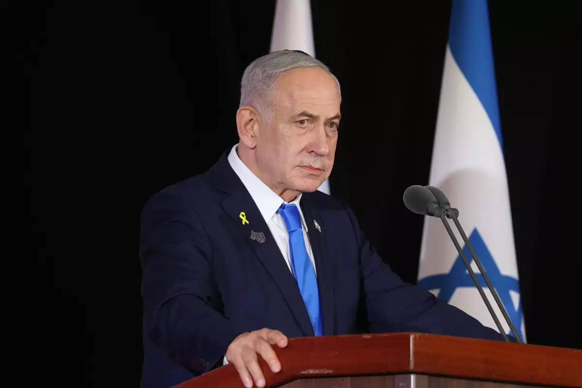 El primer ministro israelí, Benjamin Netanyahu, participa en una ceremonia conmemorativa estatal para los soldados caídos de la guerra de dos años en Gaza en el cementerio militar Mount Herzl en Jerusalén el 16 de octubre de 2025. Netanyahu dijo el 16 de octubre que estaba decidido a garantizar que Hamas devolviera los restos de los rehenes que aún están en Gaza, y agregó que la lucha "aún no ha terminado".