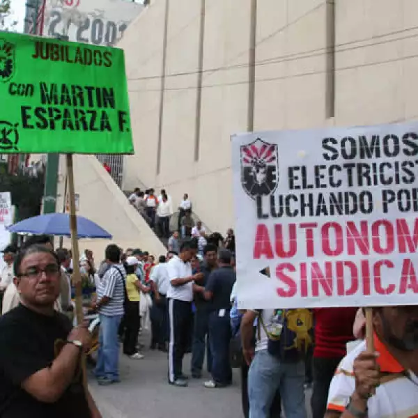 El lunes trabajadores electricista protestaron en apoyo a Martín Esparza en Insurgentes y Antonio Caso después de haber sido negado el reconocimiento por La Secretaría del Trabajo y Previsión Social.