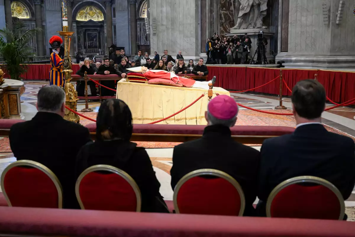 MATERIAL SENSIBLE. ESTA IMAGEN PUEDE OFENDER O MOLESTAR Fieles rinden homenaje al ex Papa Benedicto XVI en la Basílica de San Pedro, en el Vaticano, el 3 de enero de 2023.