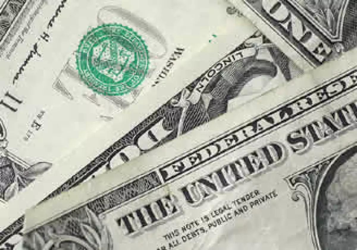 El billete verde cerró la jornada de este lunes con ganancias frente al peso. (Archivo)