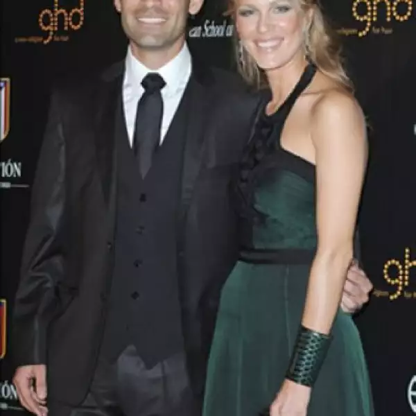 El futblista mexicano, Rafael Marquez, y su pareja la modelo Jaydy Michel, son jóvenes y bien vestidos.