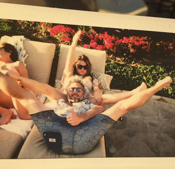 Esta es la foto que Tina Simpson publicó y en la que sale en una posición extraña junto al esposo de Jessica Simpson, Eric Johnsonn.