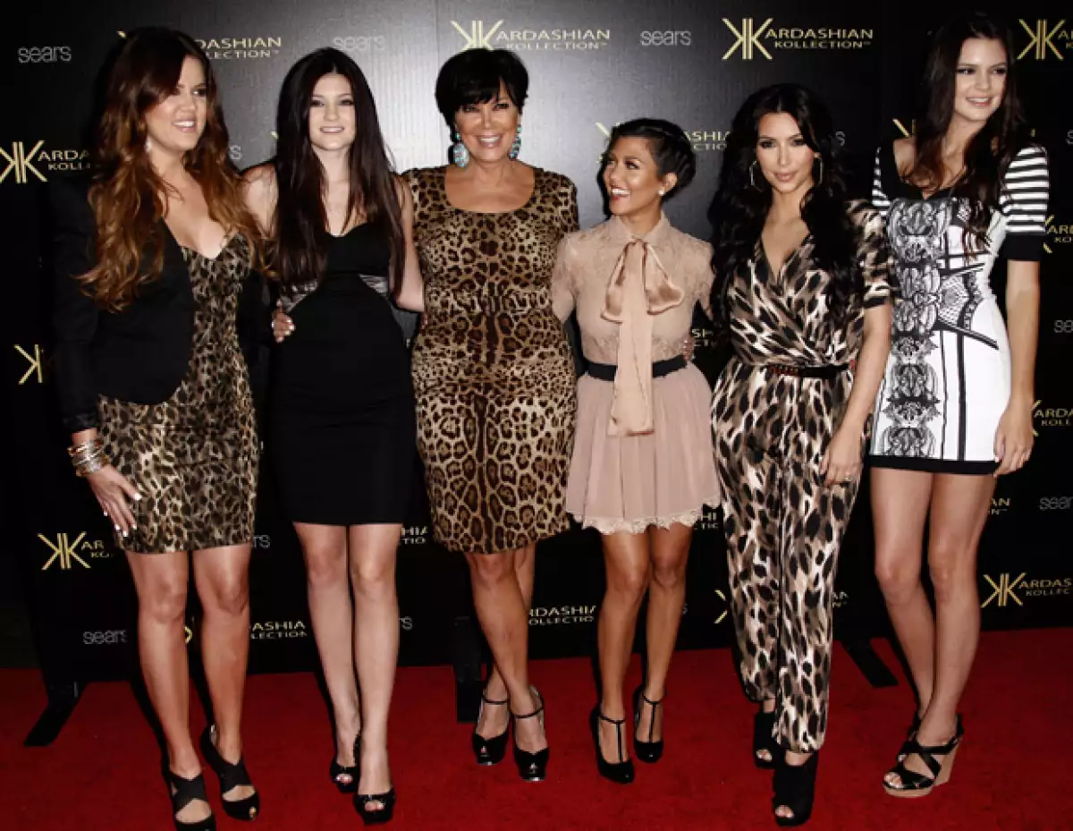 El canal de televisión E! firmó un acuerdo con la familia más famosa de la televisión para grabar tres temporadas más del reality show `Keeping up with the Kardashians´.