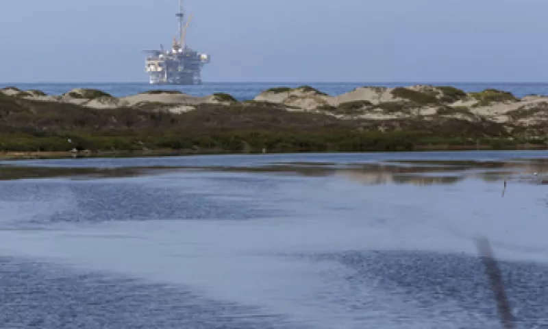 El Brent bajó 2.4% a 49.18 dólares por barril. . (Foto: Reuters)