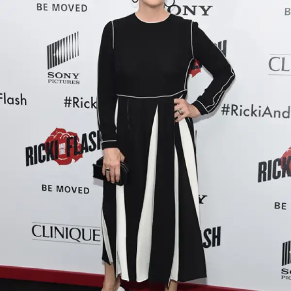 La actriz lució fashion-forward en un vestido Valentino de otoño 2015. Llevó la misma idea del vestido bicolor a los zapatos y complementó su look con arracadas negras.