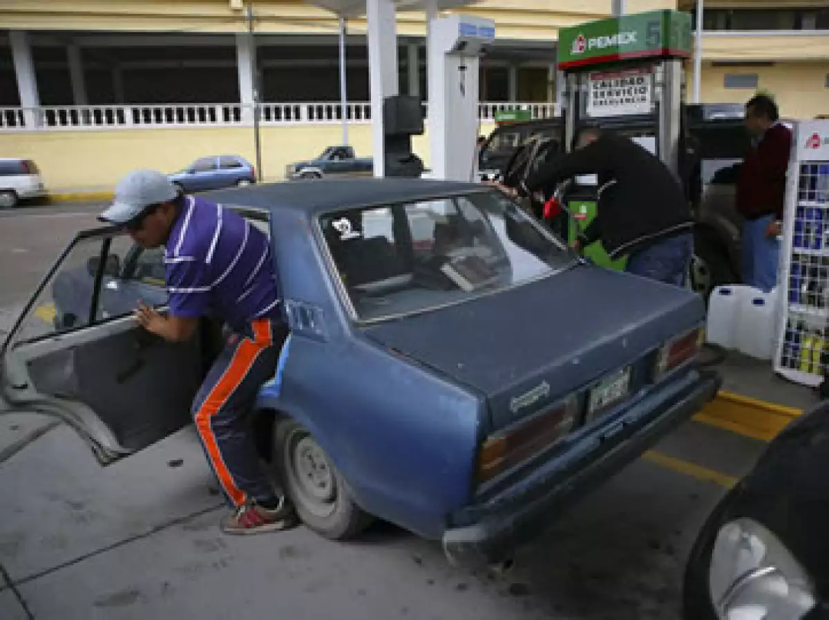La Profeco realiza inspecciones para detectar irregularidades en el suministro de gasolina (Foto: Cuartoscuro/Archivo )