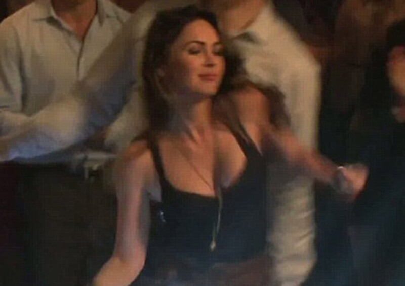 Megan Fox bailando de una forma muy peculiar.