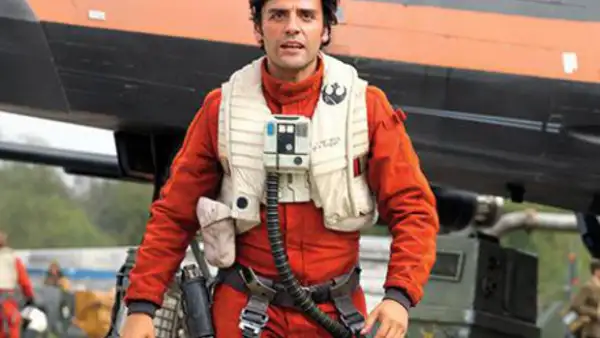 Oscar Isaac nos cuenta sobre integrarse a esta nueva generación con The Force Awakens, y lo que fue para él convertirse en piloto de un X-Wing.