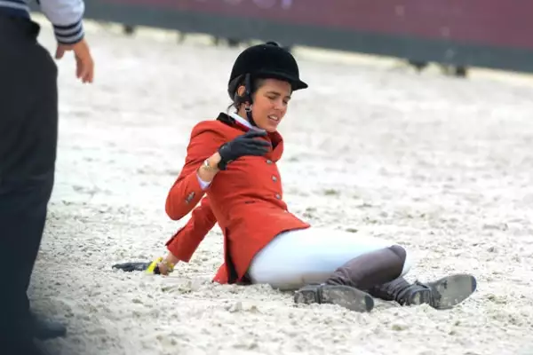 Carlota hizo expresiones de dolor tras la caída.