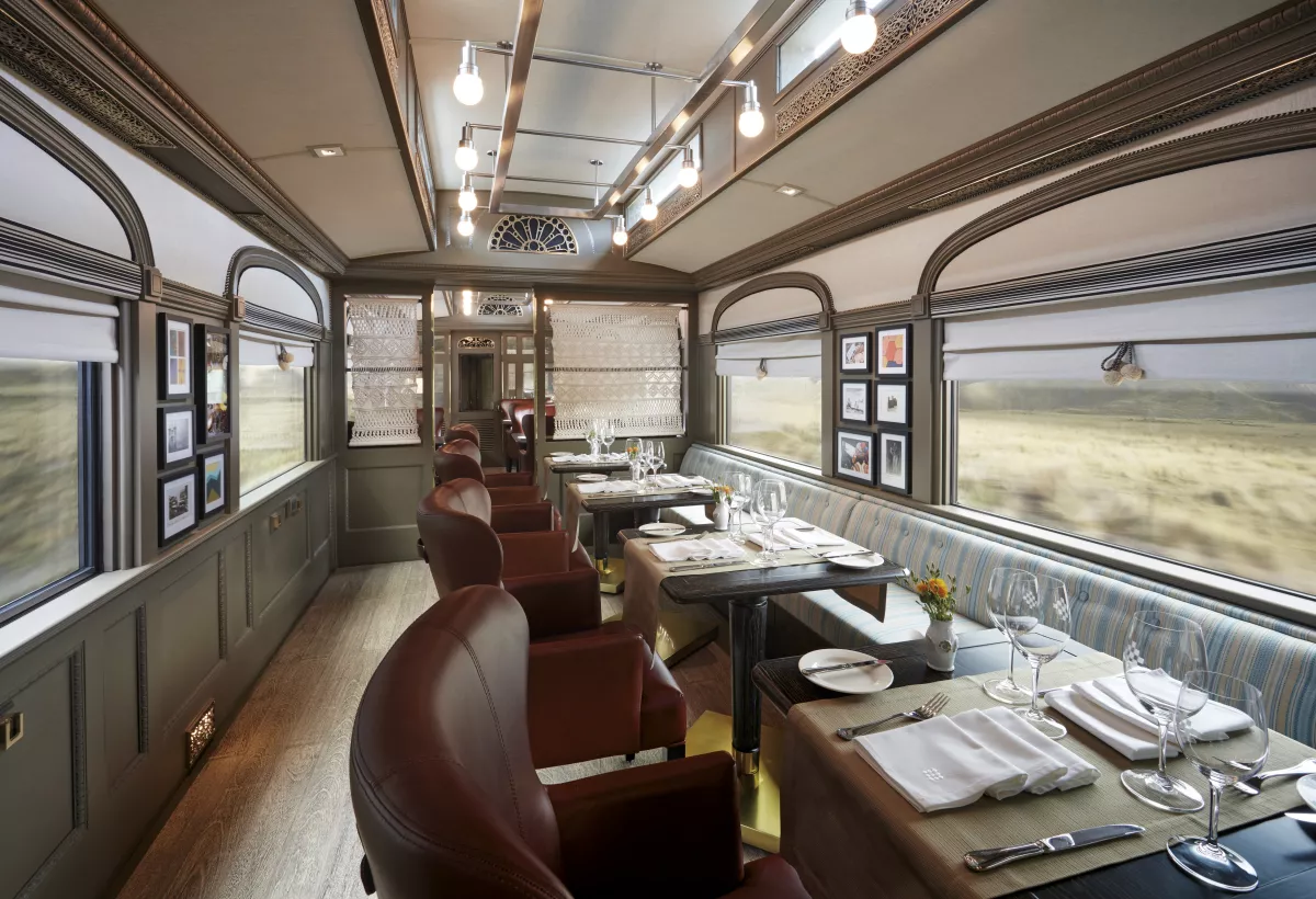 Restaurante elegante dentro del tren de lujo