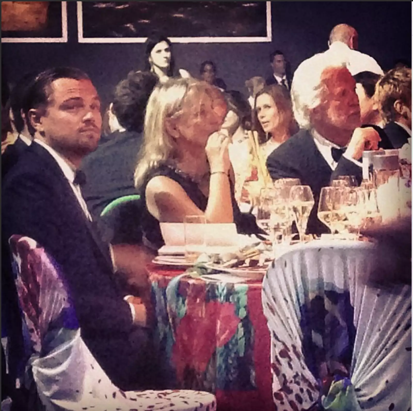 Emocionada la guapa blogger de The Blonde Salad, publicó una foto de su compañero de mesa Leo Di Caprio.