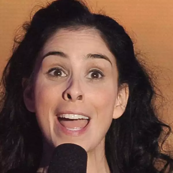 La comediante Sarah Silverman hace un curioso gesto y causa risas en el público.
