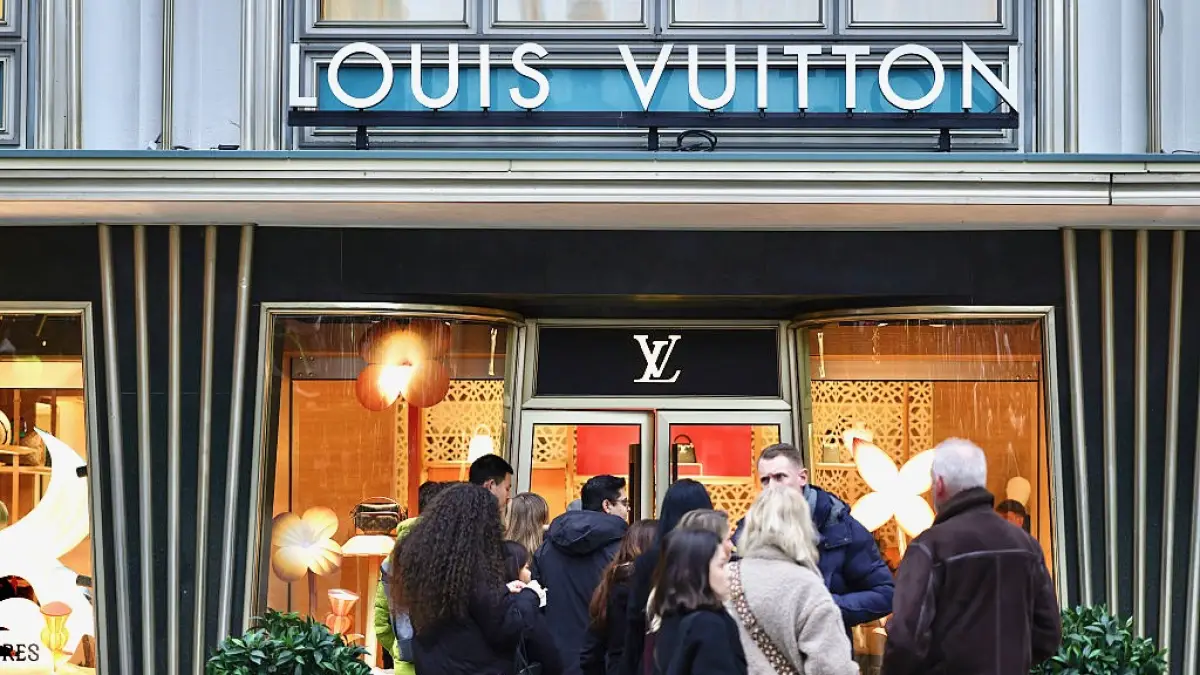 Entrada de gente a tienda de Louis Vuitton