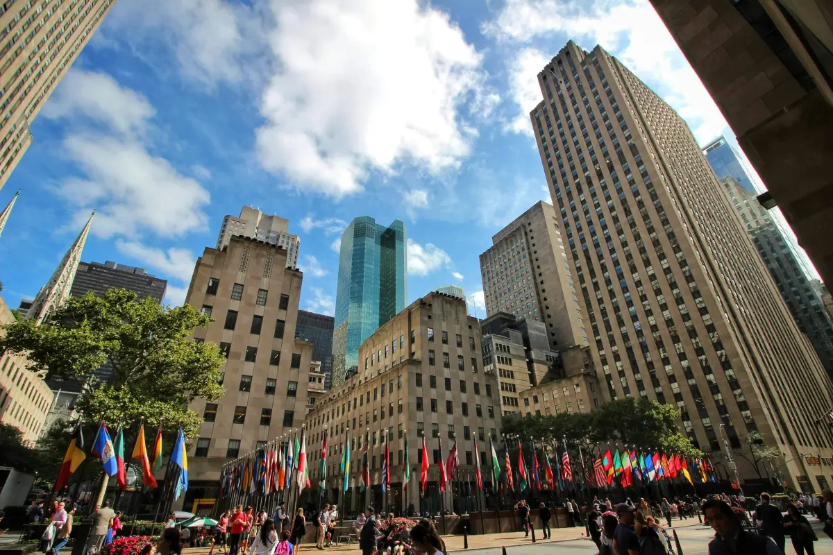 Foto de la plaza del Rockefeller Center en verano