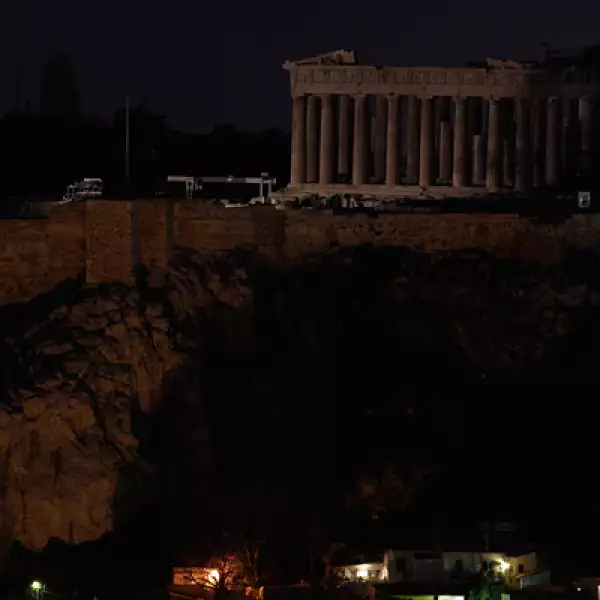El Partenón, en la cima de la Acrópolis. Comunidades de todo el mundo quedaron a oscuras durante una hora.