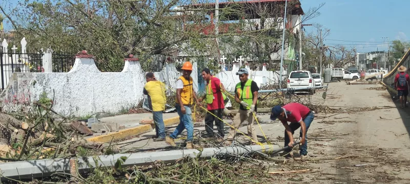 Las personas intentan restaurar el caos que dejó Otis. 
