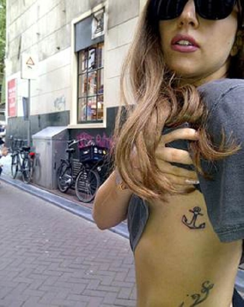 La cantante únicamente tiene tatuajes en lado izquierdo de su cuerpo.