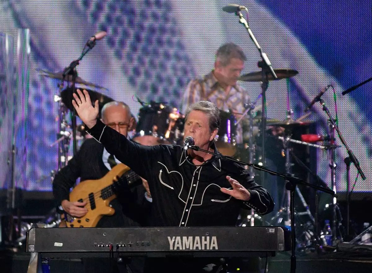 Foto de Brian Wilson durante un concierto en el UK Music Hall of Fame de Londres en 2006. (Imagen principal del artículo web "Muere Brian Wilson, fundador de los Beach Boys, a los 82 años").