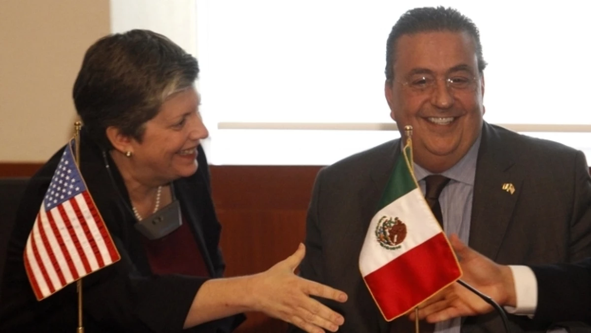 La secretaria Napolitano al lado del secretario de Gobernación de México, Fernando Gómez Mont, en la reunión del martes